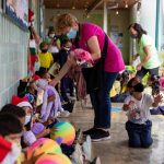 El Hospital de Peluches, una idea de reciclaje que alegra a niños venezolanos