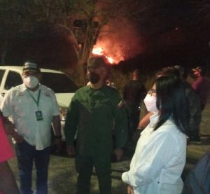La gobernadora se acercó al incendio del miércoles junto a otras autoridades