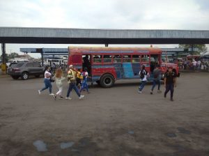 Usuarios corrían para montarse en un bus