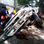 En esta posición quedó el vehículo, mientras los bomberos rescataron sano y salvo al copiloto. Foto Cortesía.