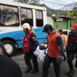 Los grupos de rescate trasladan a uno de los heridos