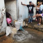 Los vecinos de la comunidad sacaron agua durante varias horas