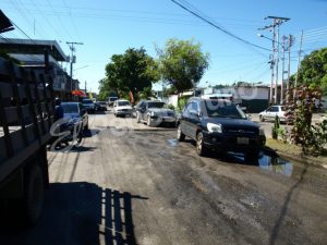 Se forman largas colas para poder pasar   