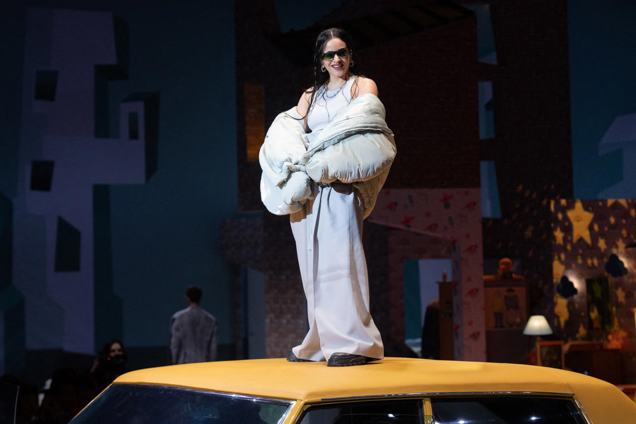 Rosalía deja huella en el desfile de Louis Vuitton en París