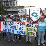 Docentes y pensionados apoyaron el paro de la Fapuv con una marcha pacífica