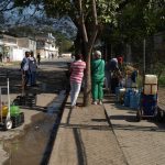 Foto 1 Residentes de Caña de Azúcar tienen que cargar agua todos los días Foto Rodolfo Gamarra