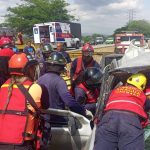 Los funcionarios rescatan a los heridos en el lugar del accidente