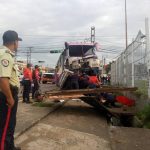 Autoridades de tránsito, policía, bomberos y Protección Civil acudieron al sitio del accidente.
