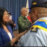 La gobernadora Karina Carpio impone la condecoración a uno de los oficiales