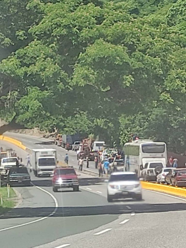 En seguida se formaron largas filas de vehículos producto del hecho vial.