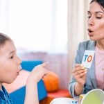 Un niño puede mejorar sus procesos cognitivos lingüísticos con un terapista