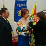 La nueva presidenta recibe el botón por parte de Elisa Lucente