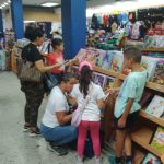 Gran cantidad de familias se observan en los comercios comprando los útiles escolares