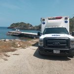 La ambulancia de Ocumare de la Costa en espera de los 4 pescadores para llevarlos hasta el ambulatorio para su respectiva valoración. Foto Cortesía.
