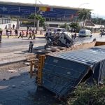 Un terrible accidente ocurrido la semana pasada en La Guaira recordó que el transporte de carga pesada debe transitar por el canal lento