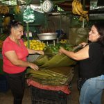 Aleida Herrera, es reconocida por vender las mejores hojas de hallaca todo el año