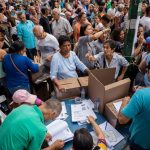 Miles de venezolanos votan esperanzados en un cambio de presidente en 2024