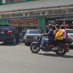 Según lo establecido en la ley, no pueden trasladarse más de dos personas en una moto