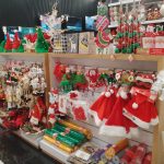 El área de decoraciones de Navidad mantuvo precios bajos.