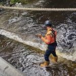 Los funcionarios de Protección Civil siguen peinando los ríos y quebradas