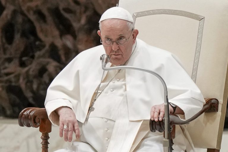 El papa Francisco suspende su participación en el Vía Crucis