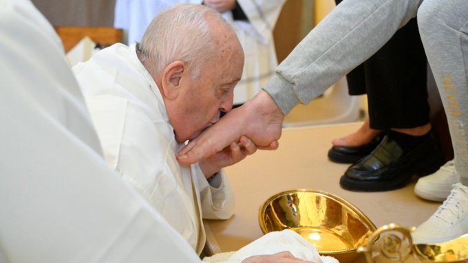 Papa Francisco lavó los pies a 12 mujeres en cárcel de Roma