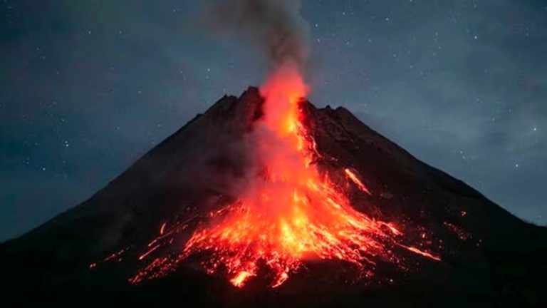 Alerta máxima en Indonesia por un volcán que amenaza con provocar un tsunami
