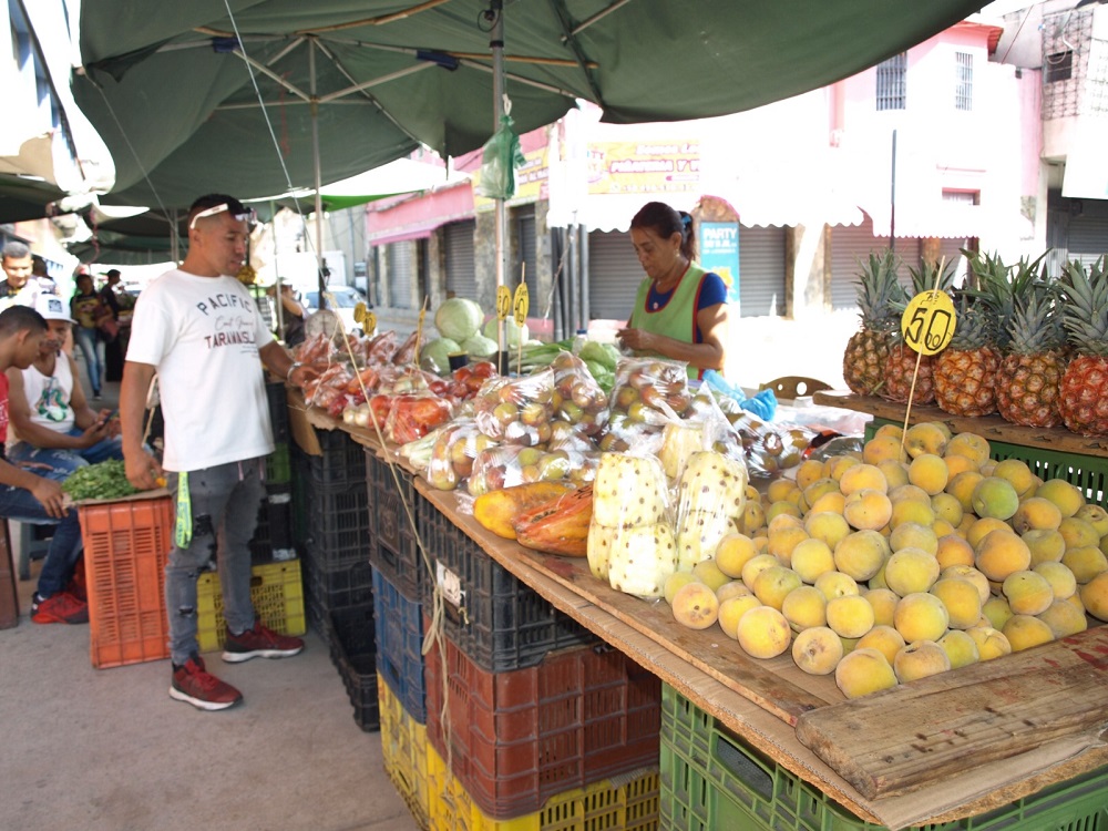 Baja demanda de frutas en el centro de Maracay
