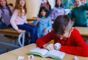 No solo debe ser tratado el niño que recibe el acoso, sino los acosadores