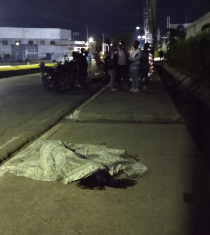 Tras el fuerte impacto contra el objeto fijo, el conductor de la motocicleta falleció en el sitio. 