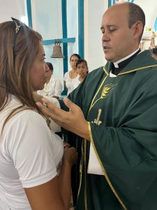 El padre Ángel Fernández, párroco del santuario Nuestra Señora de Belén en San Mateo,