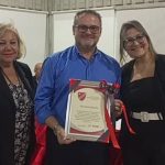El presidente de la casa Italia Claudio Di Mauri recibió una placa por su colaboración a la asociación