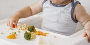 Enseñar a los niños a comer sanamente desde la alimentación complementaria es fundamental