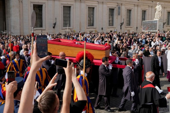 Durante la procesión centenares de personas observaron el féretro. Foto AP