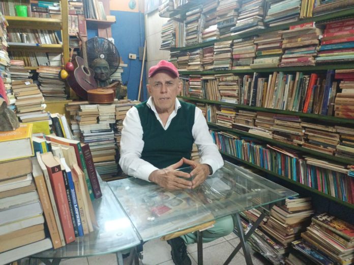 Lenin en su puesto de libros en el Terminal de pasajeros de Maracay