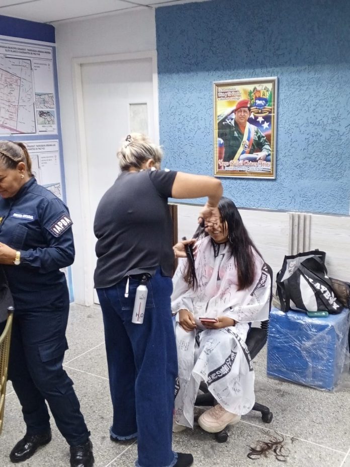 Funcionarias policiales demostraron sus habilidades profesionales como estilistas. Foto Cortesía.