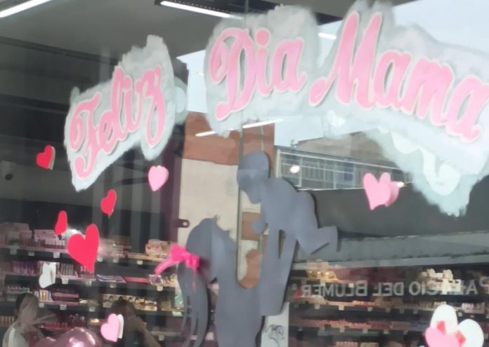 Algunas tiendas decoraron en alusión a la fecha