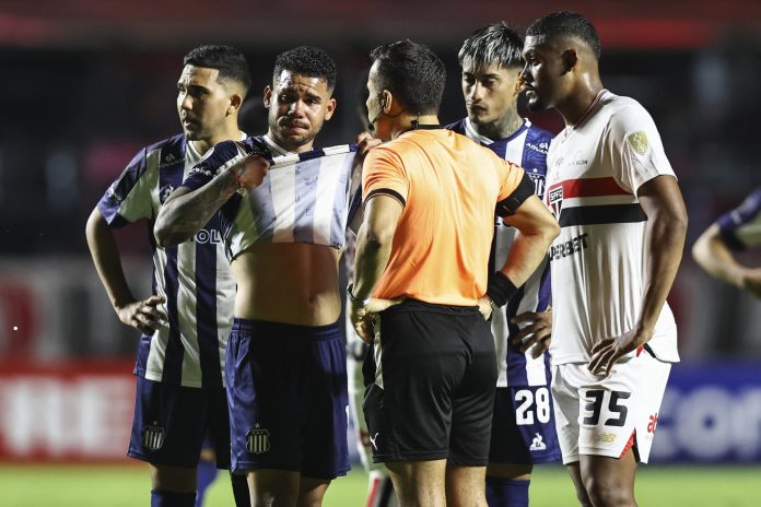 El lateral criollo habló con el árbitro para comentarle sobre el incidente. Fotos EFE