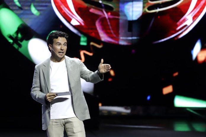 El piloto mexicano compartió con fanáticos en Puebla. Foto EFE