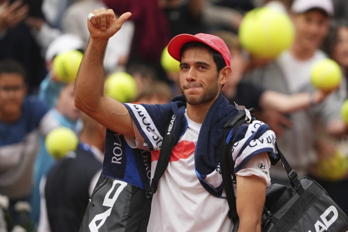 Es el primer tenista portugués que clasifica a la tercera ronda del Roland Garros. Foto AP