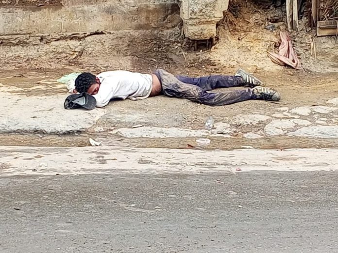 El hombre se encontraba gravemente herido por lo que los vecinos avisaron a las autoridades Foto: Cortesía