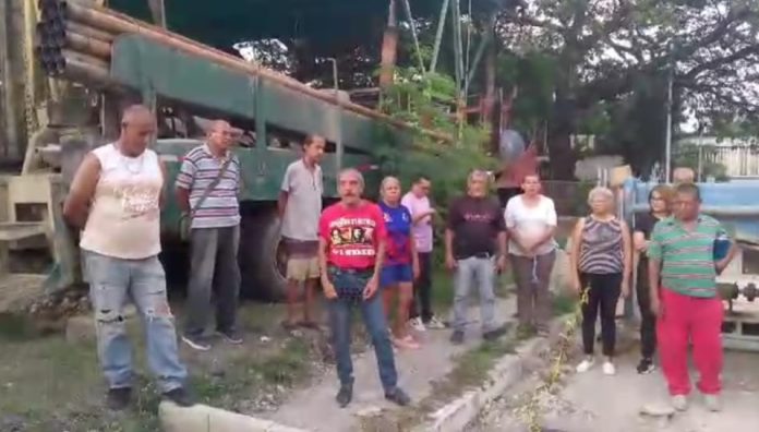 Los residentes exigen soluciones ante crisis por agua en la comunidad Foto: Cortesía