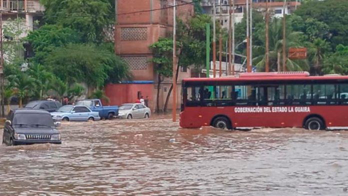 Se estima que serán fuertes aguaceros acompañados con vientos
