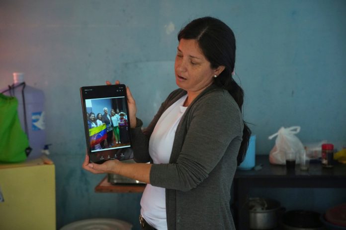 La venezolana Betania Rodríguez muestra en su tablet una imagen junto al ahora pontífice. Foto AP