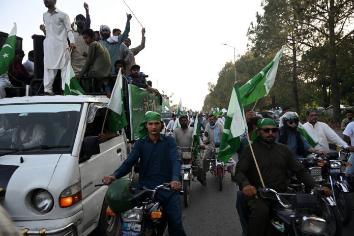 En Islamabad, capital paquistaní, ciudadanos protestan contra los ataques indios. Foto AFP