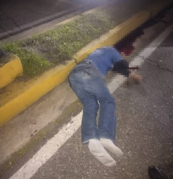 Tras el fuerte impacto contra los dos objetos fijos el conductor de la moto falleció en el sitio.