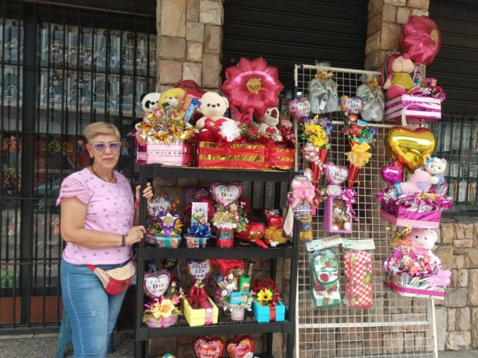 Yalimar Burgos, vendedora de regalos para el día de las madres