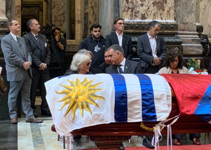 En el Salón de los Pasos Perdidos, del Palacio Legislativo, se realiza la velación