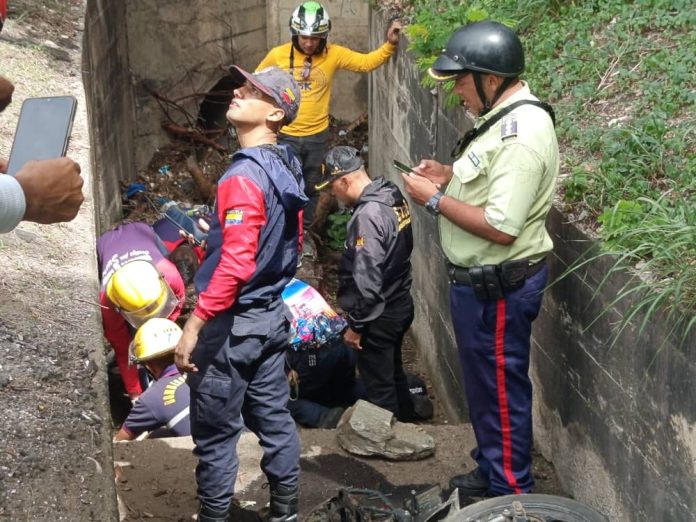 Al parecer el conductor de la moto derrapó contra el brocal y cayó dentro de la cuneta.