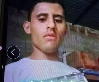 El delincuente enfrentó a los oficiales, cayó herido y posteriormente expiró.